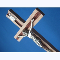 Krzyż drewniany jasny brąz z paskiem 21 cm 